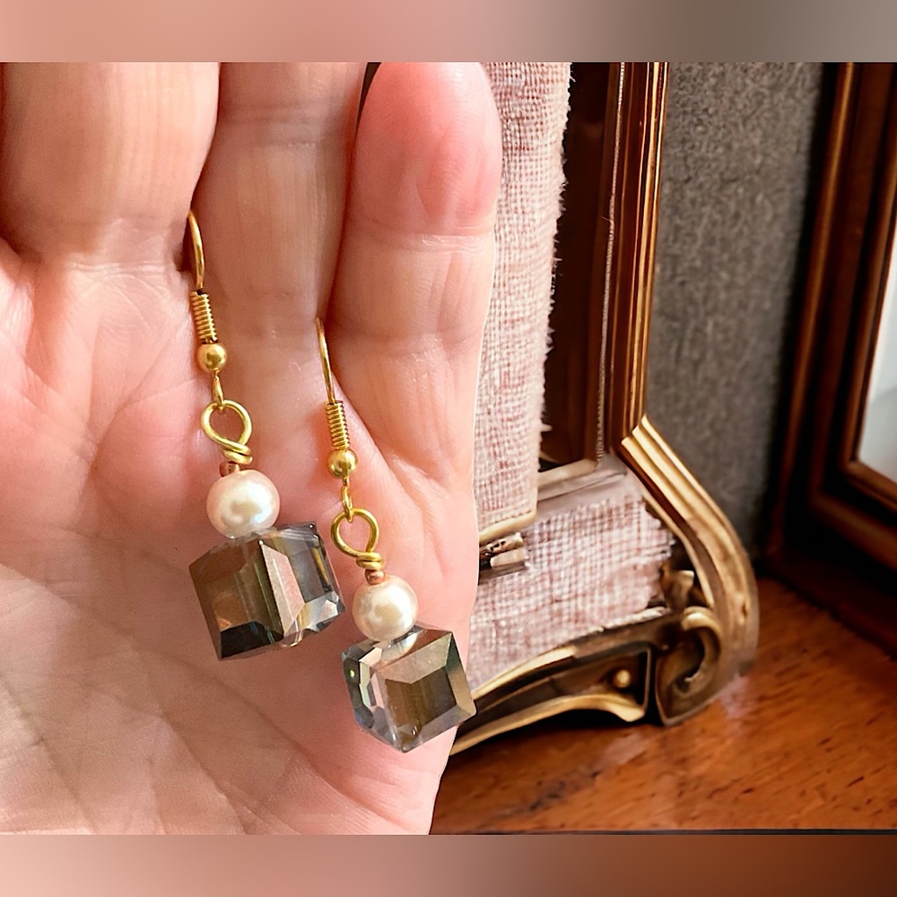 Crystal cubed pearl earrings,gold  pearl drop earrings,classic pearl earrings